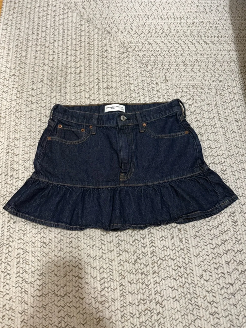 Abercrombie Mid Rise Drop-Waist Ruffle Denim Mini Skirt – Rinse Blue - Picture 7 of 9